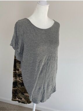 Flamingo Urban Gray Top with Camo Back Detail Size M | Casual Boutique Style